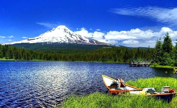 by Darrell Wyatt on Flickr.Trillium Lake and Mount Hood in Oregon, USA.